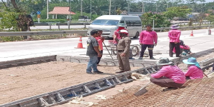 สำรวจจุดซ่อมสร้างสภาพพื้นผิวการจราจรถนนสายเพชรเกษมขาขึ้นกรุงเทพฯ หน้าด่านชั่งน้ำหนัก